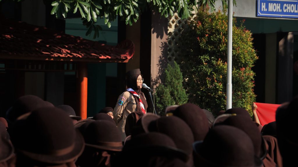 Lilik Widyawati, S.pd., selaku Pembina Upacara, Memberikan Amanatnya pada Upacara Peringatan Hari Pramuka 2024 di MAN Sidoarjo