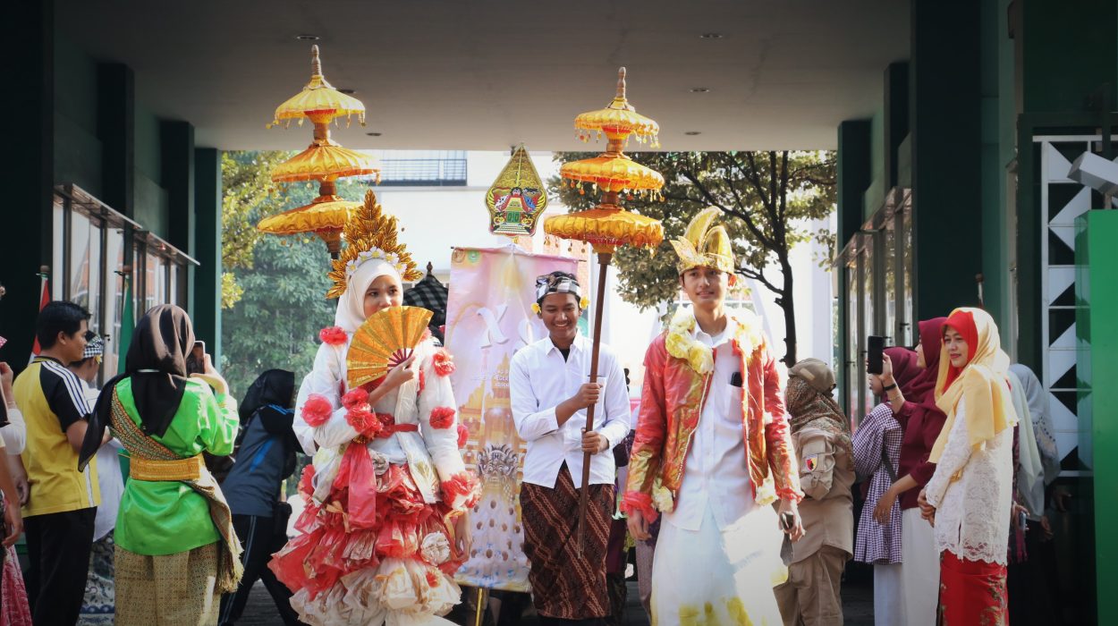 Peserta Pawai Memakai Busana Adat pada Pawai Peringatan HUT RI ke-79 di MAN Sidoarjo