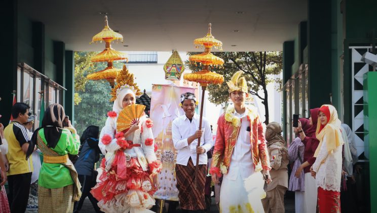Peserta Pawai Memakai Busana Adat pada Pawai Peringatan HUT RI ke-79 di MAN Sidoarjo
