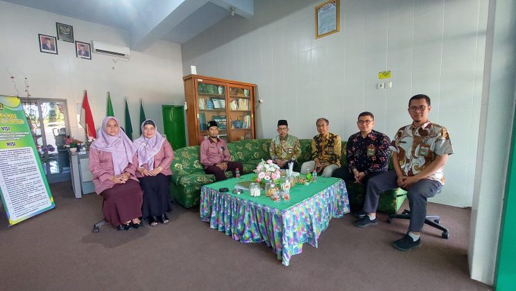 Kegiatan Monitoring dan Evaluasi Laporan Keuangan di MTs Negeri 4 Sidoarjo oleh Kementrian Agama Kabupaten Sidoarjo