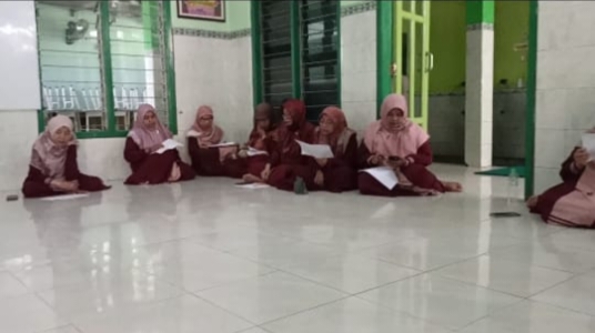 Kajian Kitab “Attibyaan Fii Adabi” di Musholla Al Ma’la MIN 1 Sidoarjo
