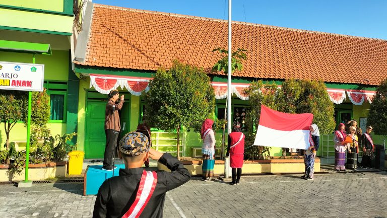 Upacara HUT ke-79 RI di MIN 2 Sidoarjo: Perayaan Meriah dengan Busana Adat Daerah dan Pemilihan Busana Terbaik