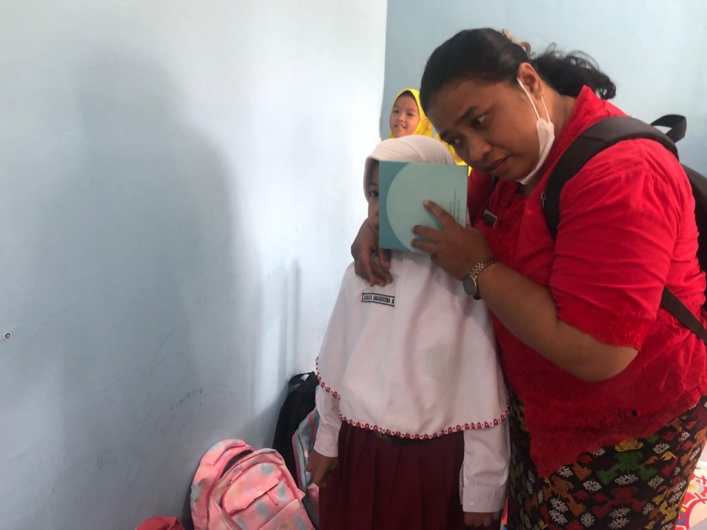 MIN 1 Sidoarjo  Kolaborasi  Dengan  Puskesmas Buduran  Wujudkan  Generasi Sehat  

Sidoarjo (19/8/2024). Di dalam tubuh yang sehat terdapat jiwa yang kuat.  Dalam Upaya menjaga kesehatan peserta didik MIN 1 Sidoarjo, pada pukul 08.15 – 10.30 WIB rombongan tim UKS dan BIAS  (Bulan Imunisasi Anak sekolah)   Puskesmas Buduran  berjumlah delapan orang yang diketui oleh dr. Erna Sri W melakukan  scraning  dan imunisasi.   Sasaran dari kegiatan tersebut yaitu peserta didik kelas I  yang berjumlah 112 anak , kelas V dan VI berjenis kelamin Perempuan  berjumlah  65 anak. 
Kegiatan diawali dengan scraning kesehatan meliputi mengukur berat  dan tinggi badan, gigi, mulut, telinga, dan penglihatan. Berdasarkan hasil pemeriksaan tersebut, Tim Kesehatan akan memberikan rekomendasi kepada madrasah bagi peserta didik yang mengalami gangguan kesehatan tersebut. Selanjutnya peserta didik kelas I mengikuti Imunisasi Campak Rubella, pemberian vaksinasi MMR (Mumps, Measles, Rubella), yaitu vaksin yang berfungsi untuk mencegah penyakit campak, gondongan, dan rubella. 
Tim Kesehatan  selanjutnya memberian Imunisasi HPV Vaksin Human Papillomavirus (HPV)  kepada peserta didik putri kelas V dan VI . Pemberian vaksin tersebut bertujuan untuk mencegah kanker genital, terutama kanker serviks.  Vaksin HPV sangat efektif jika diberikan sebelum terpapar virus HPV, yaitu ketika masih anak-anak dan belum aktif berhubungan seksual. Oleh karena itu, idealnya vaksin HPV diberikan kepada anak usia 9–14 tahun.” Upaya pencegahan lebih baik dari pada mengobati “ ungkap  dr. Erna Sri W selaku ketua Tim Kesehatan. 
Selanjutnya tim UKS mengunjungi kantin madrasah untuk mengobservasi  panganan dan jajanan anak sekolah serta sanitasi di lingkungan kantin. Tim tersebut juga memberikan edukasi kepada pemilik kantin agar menjual jajanan yang sehat dan bergizi sehingga dapat membantu meningkatkan pertumbuhan peserta didik, sehingga menghasilkan anak-anak yang  berprestasi tentunya berakhlak mulia. 
