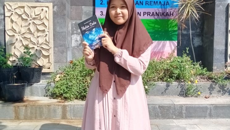 Najwa Syakina Assyafa Siswa kelas 9B MTs Negeri 4 Sidoarjo Sukses Menerbitkan Buku Kumpulan Puisi