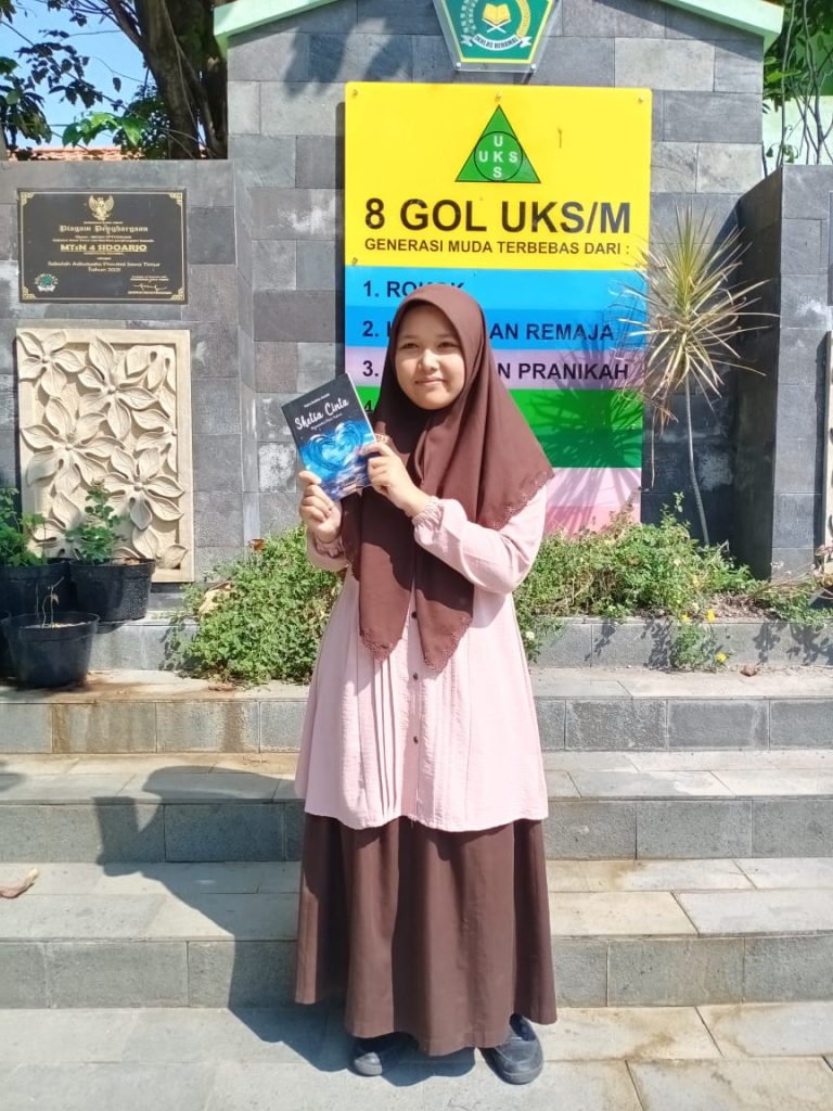 Najwa Syakina Assyafa Siswa kelas 9B MTs Negeri 4 Sidoarjo Sukses Menerbitkan Buku Kumpulan Puisi