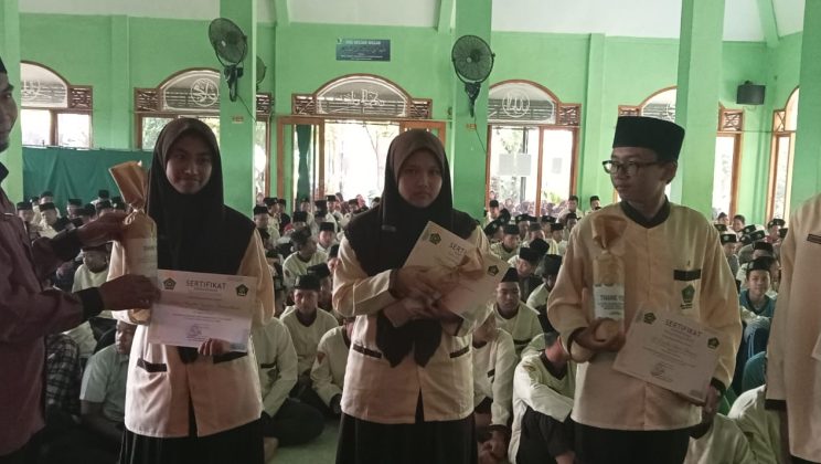 Pemberian Apresiasi kepada Siswa Aktif Menulis di Majalah Al Jihad MTs Negeri 4 Sidoarjo