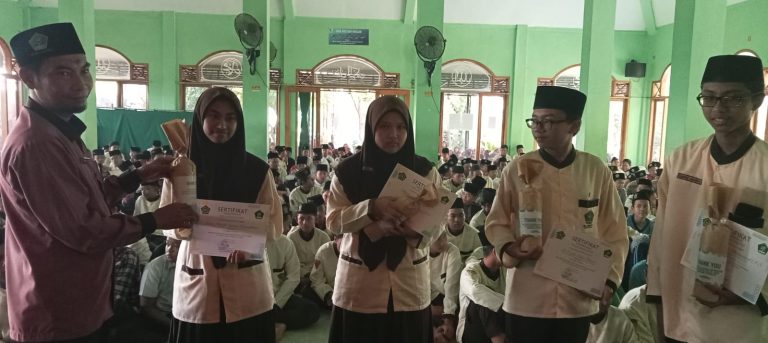 Pemberian Apresiasi kepada Siswa Aktif Menulis di Majalah Al Jihad MTs Negeri 4 Sidoarjo