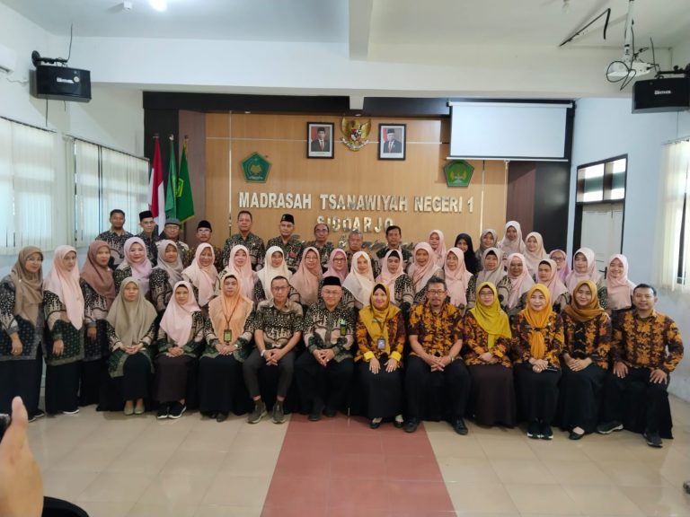 MTsN 1 Sidoarjo Sambut Kunjungan Pengimbasan Sekolah Adiwiyata dari SMPN 2 Sukodono