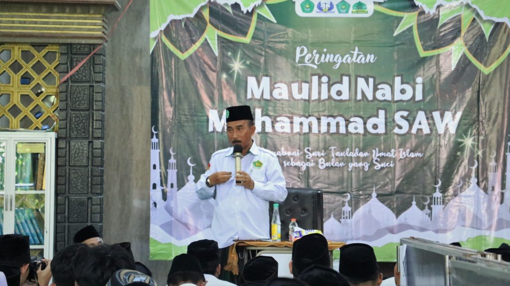 Kepala MAN Sidoarjo Memberikan Nasihat Kepada Siswa-Siswi MAN Sidoarjo pada Peringatan Maulid Nabi Muhammad SAW