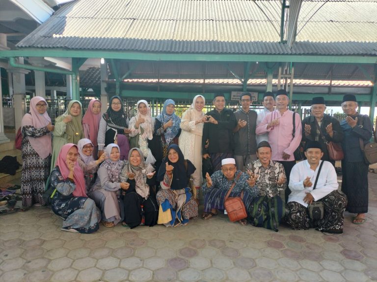 Keluarga Besar MIN 2 Sidoarjo Adakan Wisata Religi ke Pulau Madura