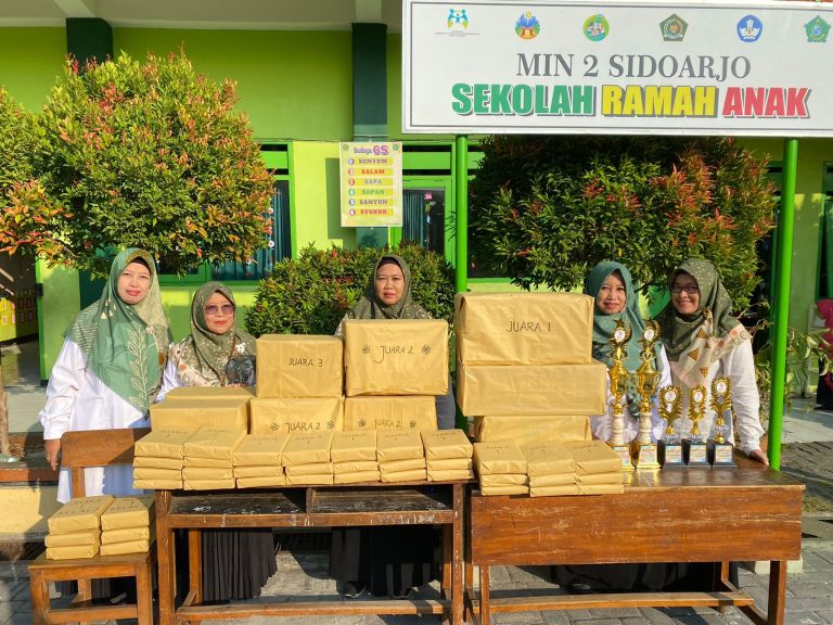 Pembagian Hadiah dan Pemotongan Tumpeng Warnai Penutupan Kegiatan Agustusan di MIN 2 Sidoarjo