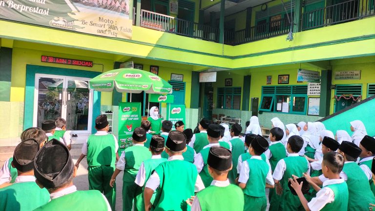 Senam dan Minum Susu Milo Meriah di Halaman MIN 2 Sidoarjo