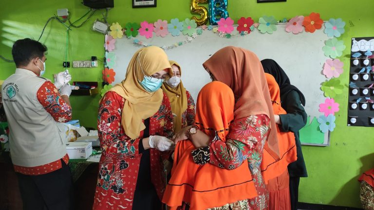 Aksi Tegang dan Lucu Mewarnai Imunisasi MR dan HPV pada siswa-siswi MIN 2 Sidoarjo.