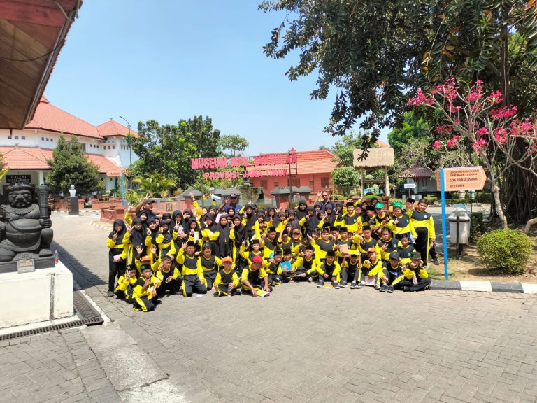 MIN 2 Sidoarjo Gelar Kegiatan Outdoor Learning di Perpusda, Museum Mpu Tantular, dan Splash Water Park Bagi Kelas IV.
