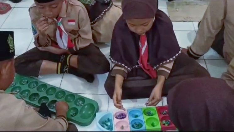 Belajar Perkalian dan Pembagian dengan Bermain Congklak