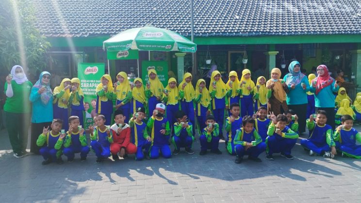 Gerakan Madrasah Sehat-MIN 1 Sidoarjo Bagi Ratusan Gelas Susu Bersama Nestle