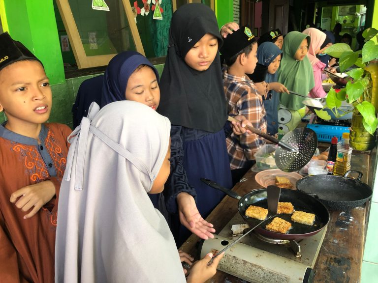 P5 DENGAN TEMA GAYA HIDUP BERKELANJUTAN  ANAK-ANAK KELAS 3 MIN 1 SIDOARJO. DIAJARKAN KEMANDIRIAN DALAM KEHIDUPAN SEHARI-HARI