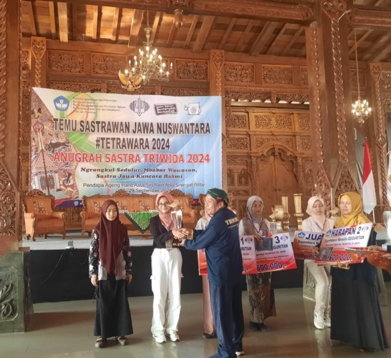 Siswa MTsN 2 Sidoarjo Hadiri Temu Sastrawan Jawa Nusantara di Kabupaten Blitar