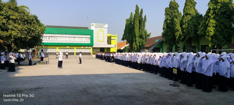 Peringati Hari Sumpah Pemuda, MTs Negeri 3 Sidoarjo Gelar Upacara Bendera