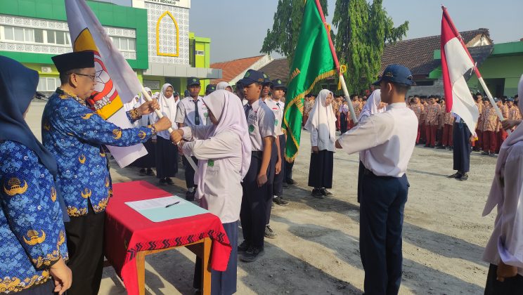 Serah Terima Jabatan OSIS MTs Negeri 3 Sidoarjo Berlangsung Khidmad