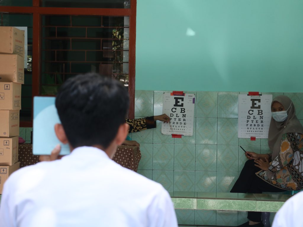 Pengecekan Kesehatan Mata Siswa oleh Tim dari Puskesmas Buduran