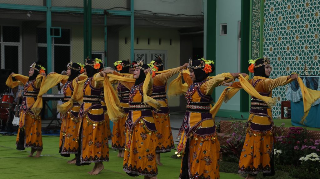 Penampilan Tari Banjar Kemuning pada Peresmian Dome Lapangan Olahraga H.Kusnan