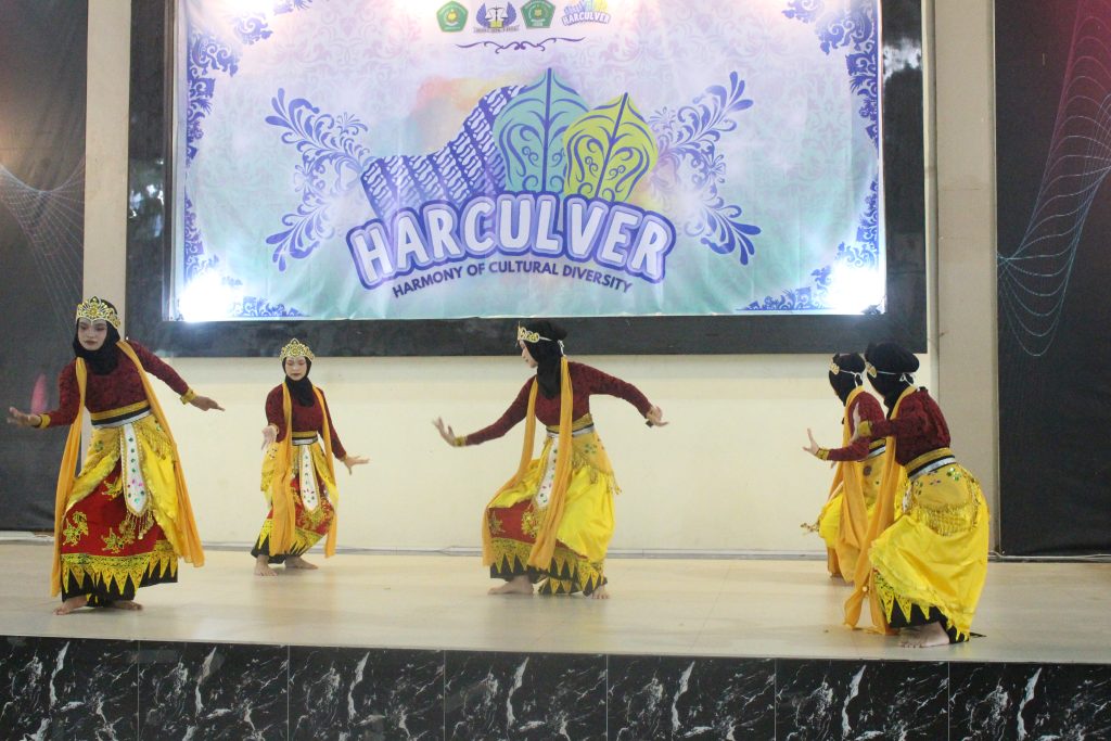 Penampilan Tari Banjar Kemuning oleh Kelas XII-6 pada HARCULVER peringatan Hari Batik Nasional 2024