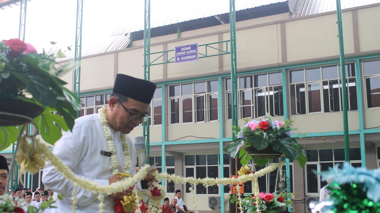 Prosesi Peresmian Dome Lapangan Olahraga H. Kusnan oleh Kakanwil Kemenag Jawa Timur