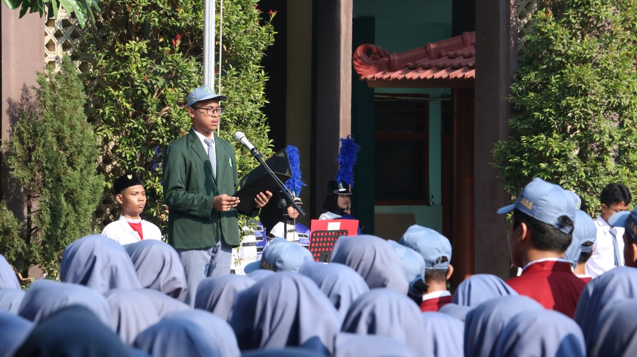 Nabil Hanif, Ketua OSIS MAN Sidoarjo, Menjadi Pembina Upacara pada Upacara Peringatan Sumpah Pemuda di MAN Sidoarjo Tahun 2024