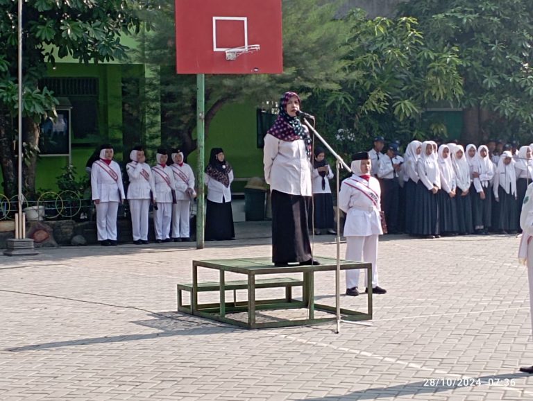 MTs Negeri 4 Sidoarjo Gelar Upacara Peringatan Hari Sumpah Pemuda dan Pisah Kenang Ibu Sri Winarsih