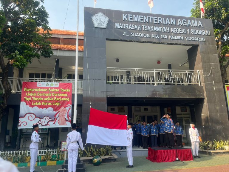 Upacara Hari Kesaktian Pancasila di MTsN 1 Sidoarjo