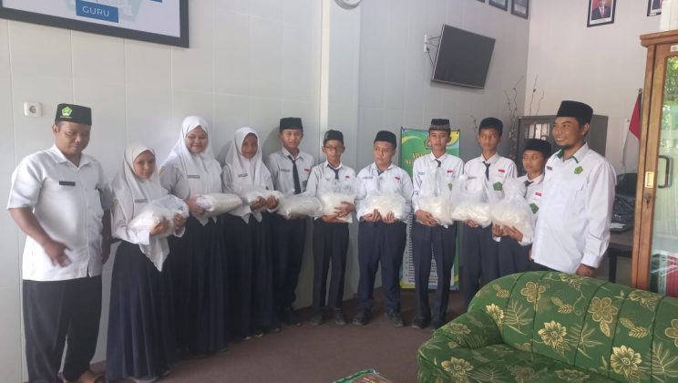 Berita Kegiatan Santunan Siswa Yatim dan Yatim Piatu di MTs Negeri 4 Sidoarjo