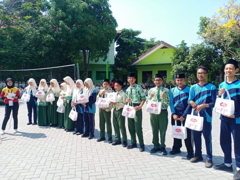 Acara Roma Malkist “School to School” di MTs Negeri 4 Sidoarjo Berlangsung Meriah