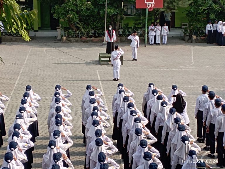 MTs Negeri 4 Sidoarjo Gelar Upacara Bendera dengan Khidmat dalam Rangka Memperingati Hari Pahlawan