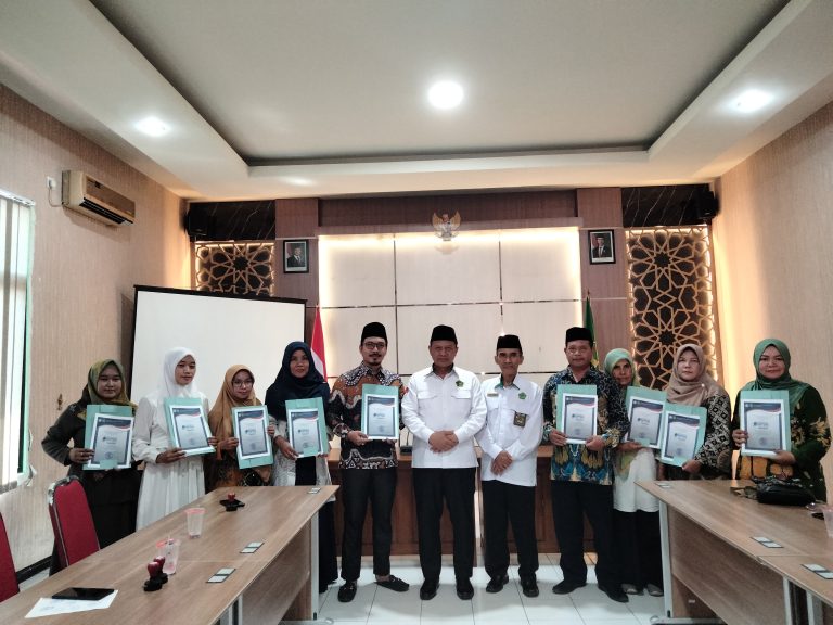 Kepala Kankemenag Sidoarjo Serahkan NPSN kepada 9 Lembaga RA dan MI di Sidoarjo