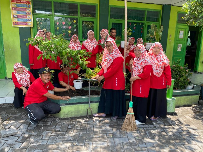 Satker MIN 2 Sidoarjo Turut Meriahkan Kick Off Hari Amal Bakti ke-79 Kementerian Agama RI dengan Melakukan Penanaman Pohon