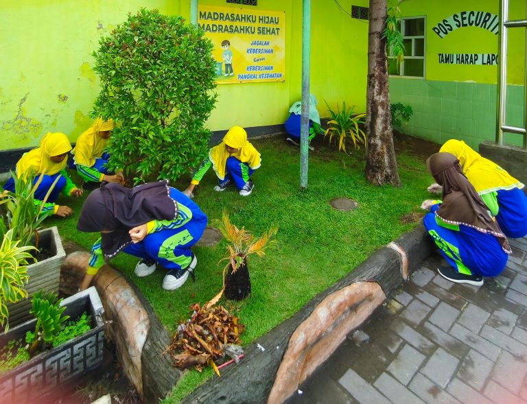 Kontribusi MIN 1 Sidoarjo dalam Pelestarian Lingkungan Melalui Penanaman Pohon Serentak pada Rangkaian Kegiatan HAB Ke-79 Kemenag RI