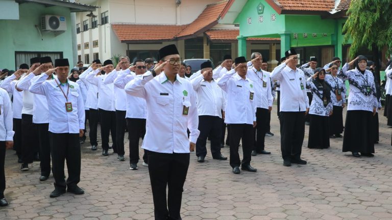 Upacara Hari Guru Nasional 2024 di Kemenag Sidoarjo: Guru Berdaya, Indonesia Jaya