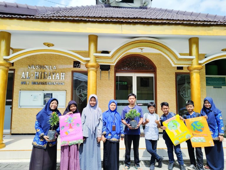 Satu Pohon, Sejuta Manfaat: Peserta Didik MIN 1 Sidoarjo Bagi Bibit Tanaman, Rayakan Hari Menanam Pohon Nasional