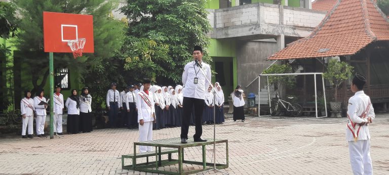 MTs Negeri 4 Sidoarjo Meriahkan Peringatan Hari Guru Nasional 2024 dengan Upacara dan Lomba Kebersamaan