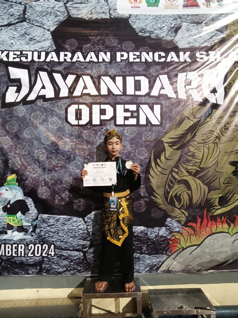 Achkam Alwa Mumtaz, Juara Muda Pencak Silat Harumkan Nama MIN 1 Sidoarjo
