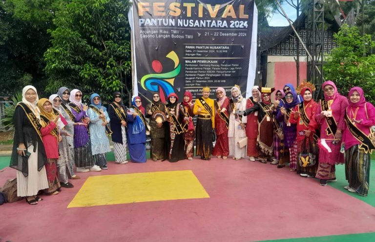 Guru MTsN 1 Sidoarjo Hadir dalam Ajang Festival Pantun Nusantara 2024 di Jakarta