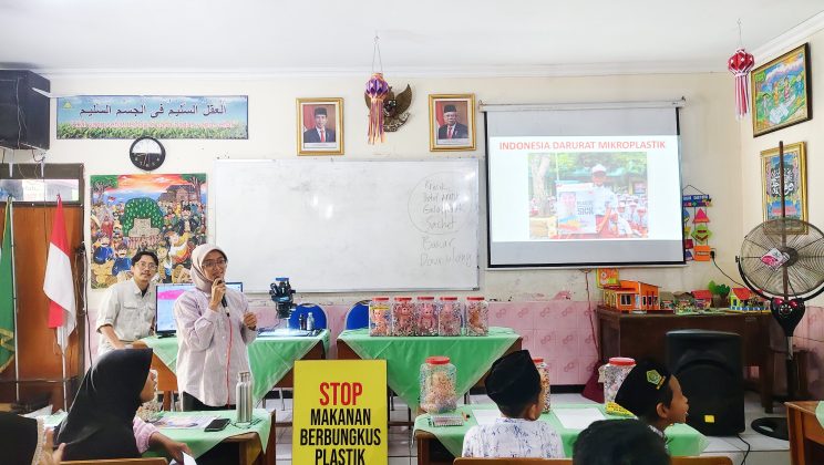 INDONESIA CANTIK TANPA PLASTIK: MIN 1 SIDOARJO GANDENG ECOTON FOUNDATION SOSIALISASIKAN BAHAYA MIKROPLASTIK