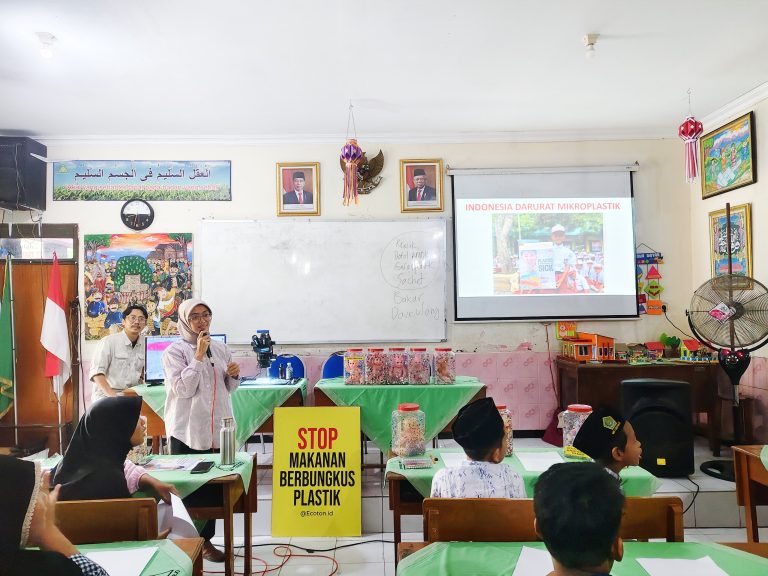INDONESIA CANTIK TANPA PLASTIK: MIN 1 SIDOARJO GANDENG ECOTON FOUNDATION SOSIALISASIKAN BAHAYA MIKROPLASTIK