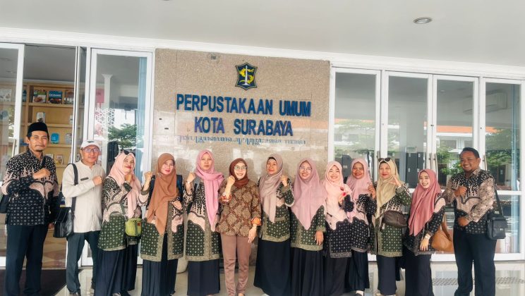 Jelajah Literasi Perpustakaan MTsN 1 Sidoarjo di Perpustakaan Umum Kota Surabaya