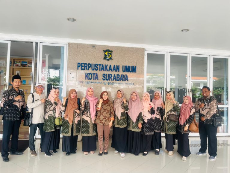 Jelajah Literasi Perpustakaan MTsN 1 Sidoarjo di Perpustakaan Umum Kota Surabaya