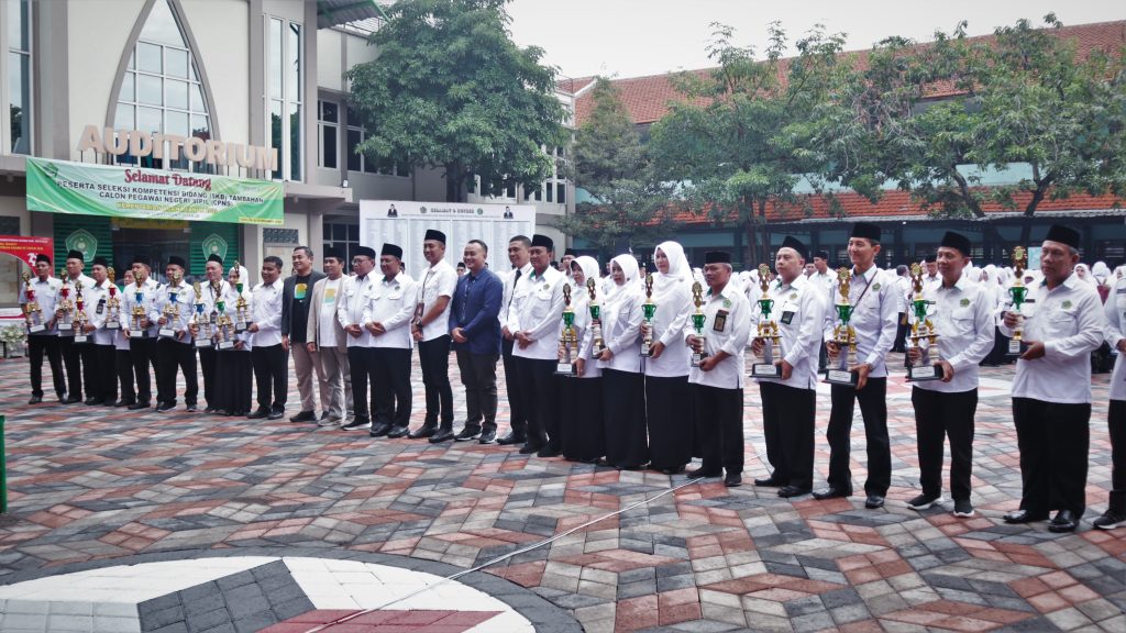 Pemberian Penghargaan Kepada Juara Lomba Peringatan HAB Kemenag ke-79