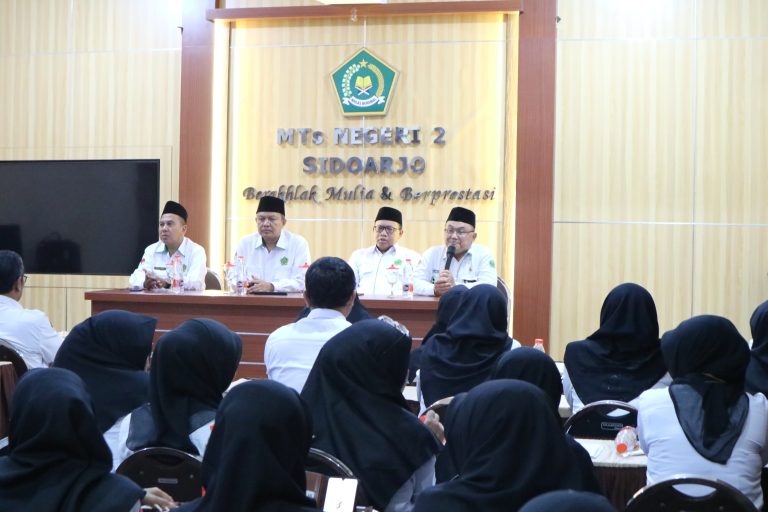 Kepala Kemenag Sidoarjo Beri Pembinaan kepada Guru dan Tenaga Kependidikan MTsN 2 Sidoarjo