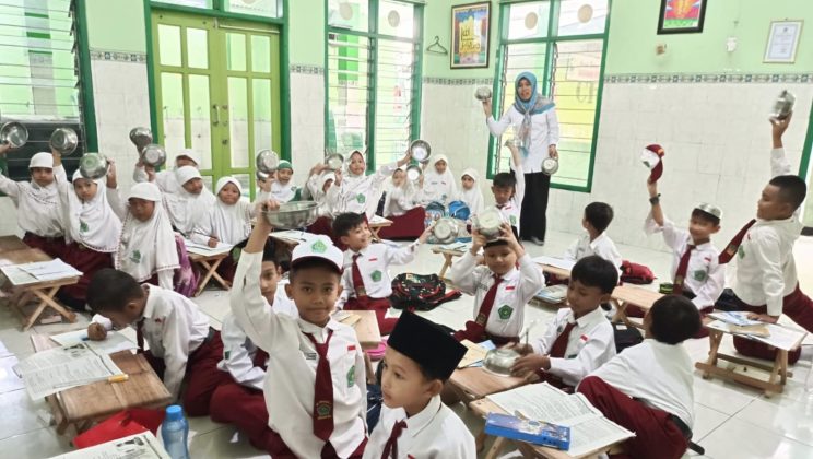 Bekal Sehat Bumi Selamat : MIN 1 Sidoarjo bagi Tempat Makan Gratis kepada Seluruh Peserta Didik Sebagai Upaya Hidup Sehat
