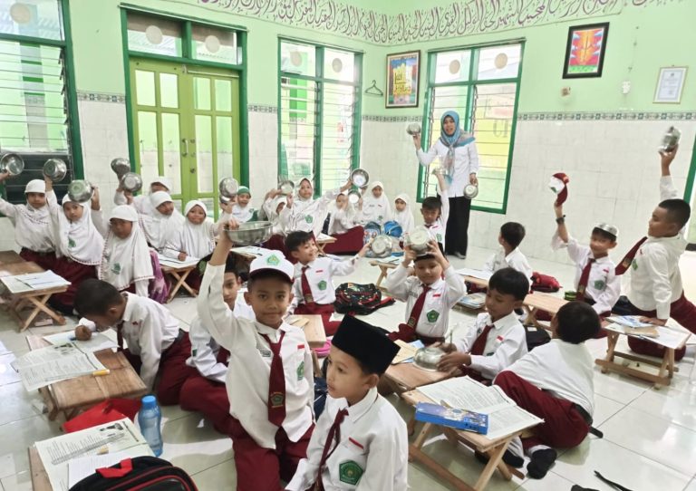 Bekal Sehat Bumi Selamat : MIN 1 Sidoarjo bagi Tempat Makan Gratis kepada Seluruh Peserta Didik Sebagai Upaya Hidup Sehat